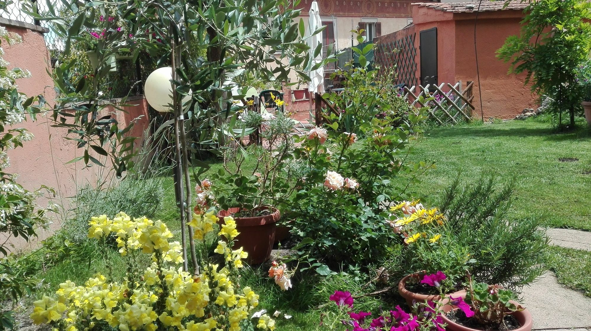 Al Giardino Di Alice Bed & Breakfast Perugia Bagian luar foto
