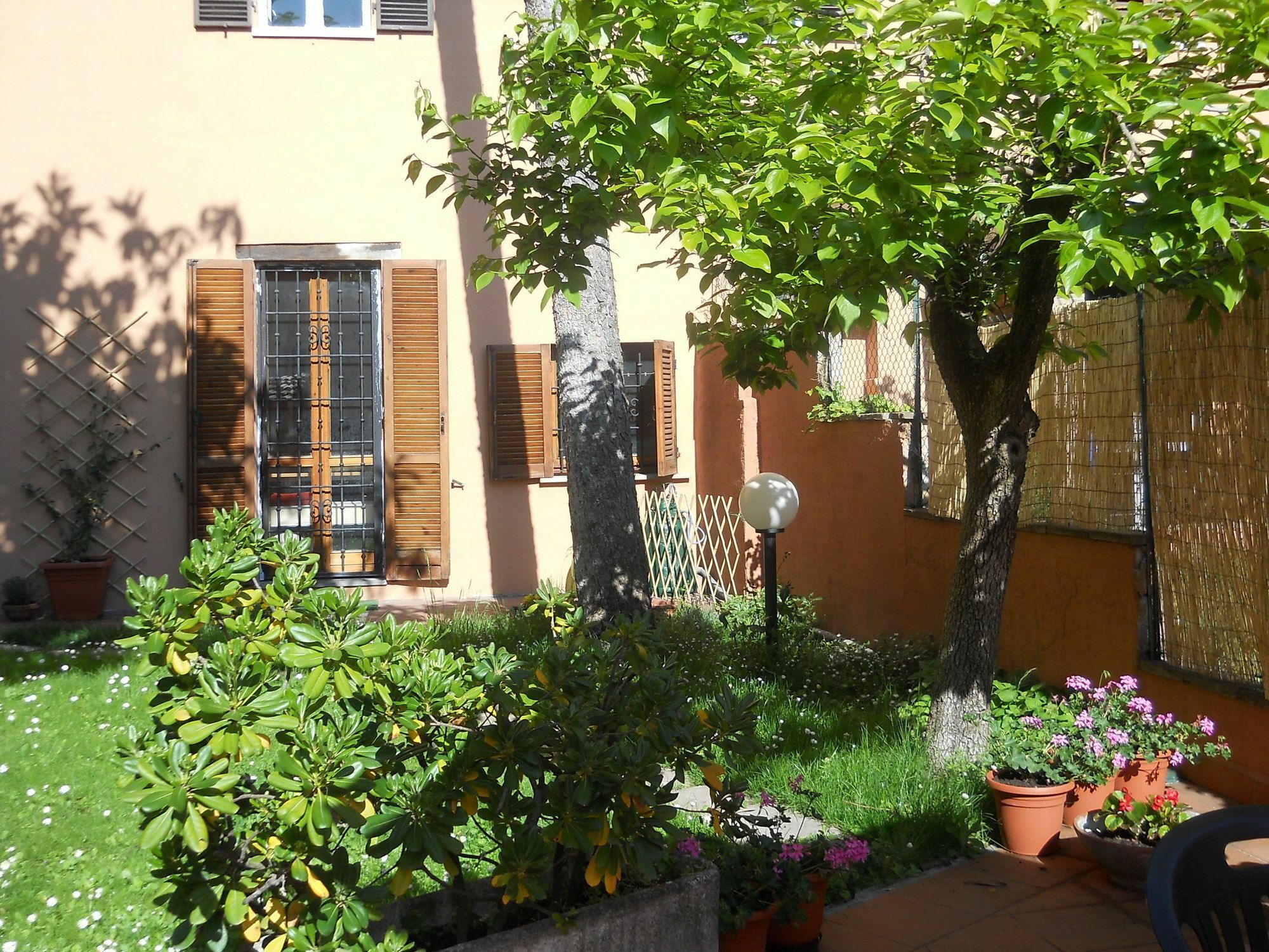 Al Giardino Di Alice Bed & Breakfast Perugia Bagian luar foto